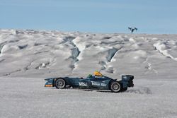 Lucas di Grassi guida sul circolo polare artico