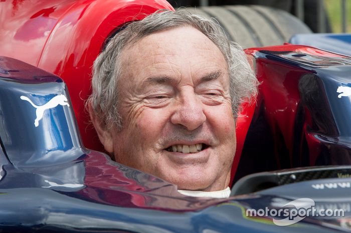 Nick Mason, baterista do Pink Floyd, a bordo de um carro da Toro Rosso