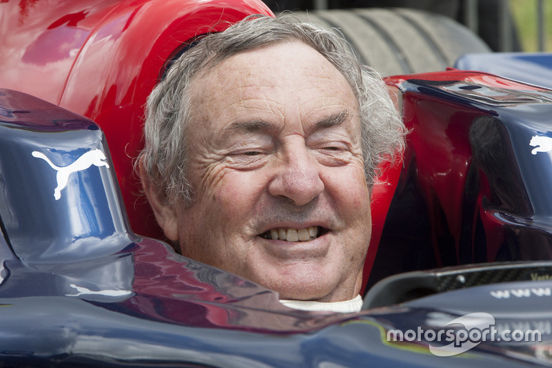 Nick Mason, baterista do Pink Floyd, a bordo de um carro da Toro Rosso