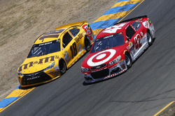 Kyle Busch, Joe Gibbs Racing Toyota, Kyle Larson, Chip Ganassi Racing Chevrolet