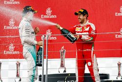 Yarış galibi Nico Rosberg, Mercedes AMG F1 ve Sebastian Vettel, Ferrari