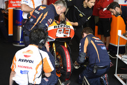Les mécaniciens Repsol Honda Team travaillent sur la moto de Marc Marquez après sa chute
