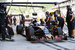 Max Verstappen, Scuderia Toro Rosso STR11 oefent pitstop