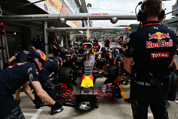 Daniel Ricciardo, Red Bull Racing RB12 mit dem Aeroscreen in der Box