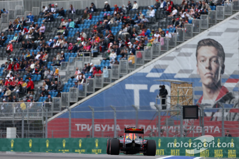 O piloto da casa, Daniil Kvyat, dá o nome à curva 3 do circuito.