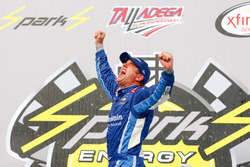 Ganador de la carrera Elliott Sadler, JR Motorsports Chevrolet