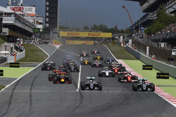 Start of the race, Nico Rosberg, Mercedes AMG F1 Team and Lewis Hamilton, Mercedes AMG F1 Team