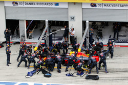 Max Verstappen, Red Bull Racing RB12 maakt pitstop