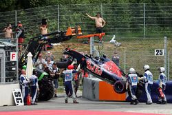 La Scuderia Toro Rosso STR11 de Daniil Kvyat, est dégagée après son accident
