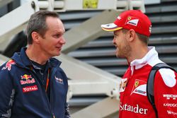 Sebastian Vettel, Ferrari con Paul Monaghan, Red Bull Racing Ingeniero