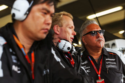 (L to R): Jun Matsuzaki, Sahara Force India F1 Team Senior Tyre Engineer with Andrew Green, Sahara F