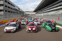 Photo de groupe avec les pilotes et voitures de TCR Russie et TCR International