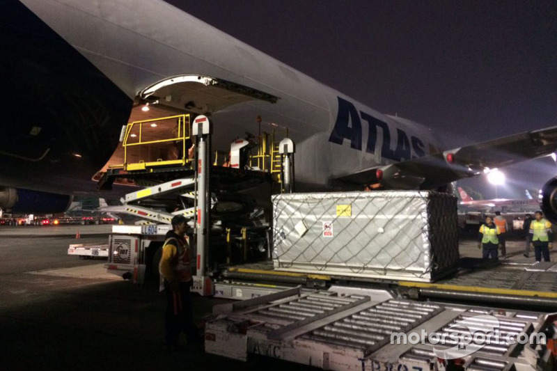 Llegada del equipo de los equipos de F1 en el Boeing 747 de Atlas Air al AICM