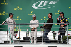 Podium : Nico Rosberg, Mercedes AMG F1, deuxième ; Lewis Hamilton, Mercedes AMG F1, vainqueur ; Gerard Butler, acteur ; Daniel Ricciardo, Red Bull Racing, troisième