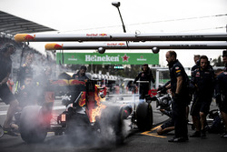 Les freins de Max Verstappen, Red Bull Racing RB12, prennent feu dans les stands