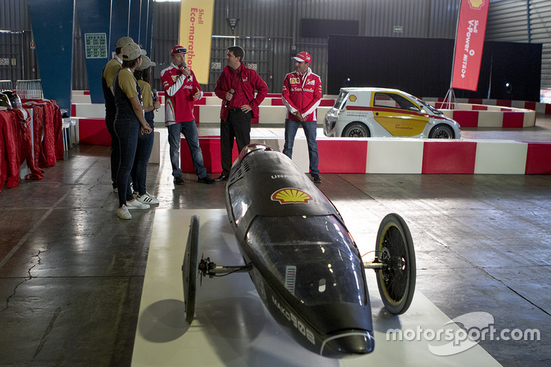 Kimi Raikkonen, Ferrari y Marc Gene, Piloto de prueba, Scuderia Ferrari y estudiantes de la unam con el coche Mako en el Shell Eco-marathon cars