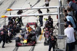 Max Verstappen, Red Bull Racing RB12 pit stop