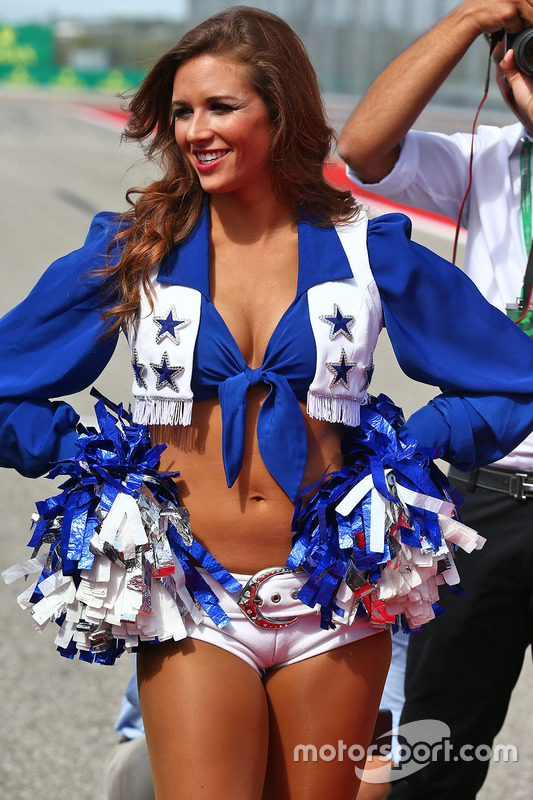 Dallas Cowboys Cheerleaders en el desfile de pilotos