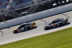 Matt Kenseth, Joe Gibbs Racing Toyota, Kevin Harvick, Stewart-Haas Racing Chevrolet