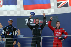 Podium: le vainqueur Mikhail Grachev, Honda Civic TCR , WestCoast Racing; le deuxième Dusan Borkovic, Seat Leon, B3 Racing Team Hungary; le troisième James Nash, Seat Leon Team Craft-Bamboo LUKOIL