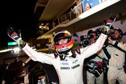 De racewinnaars met de #1 Porsche Team Porsche 919 Hybrid: Timo Bernhard, Mark Webber, Brendon Hartl