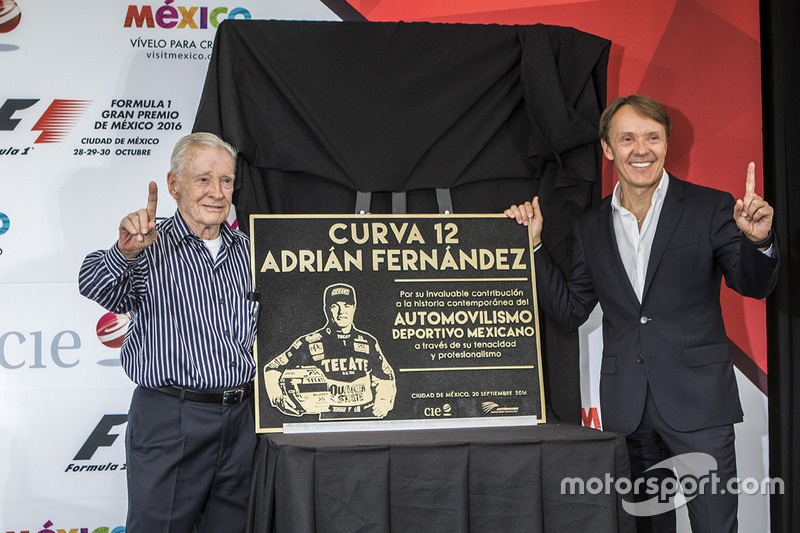 Adrián Fernández y su padre Adrían con su placa conmemorativa Curva 12 que llevara su nombre en el AUtódromo Hermanos Rodrígiuez