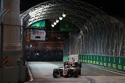 Romain Grosjean, Haas F1 Team VF-16 devant son équipier Esteban Gutierrez, Haas F1 Team VF-16