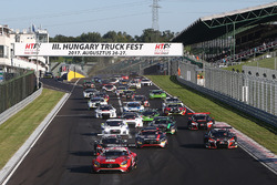 Start: #88 AKKA ASP Mercedes AMG GT3: Tristan Vautier, Felix Rosenqvist leads