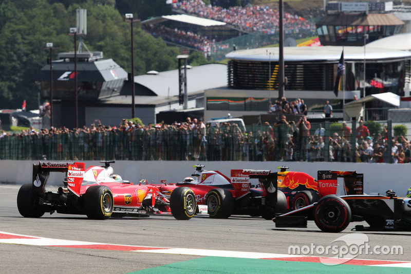 Sebastian Vettel, Ferrari SF16-H va in testacoda accanto al compagno di squadra Kimi Raikkonen, Ferrari SF16-H alla partenza della gara