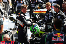 Nico Hulkenberg, Sahara Force India F1 ai box mentre la gara è sospesa