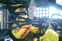 Tom Coronel, Roal Motorsport, Chevrolet RML Cruze TC1 uses his telephone while driving