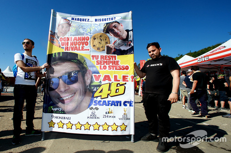 Des fans de Valentino Rossi, Yamaha Factory Racing