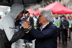 (L to R): Esteban Gutierrez, Haas F1 Team with Bernie Ecclestone, on the grid