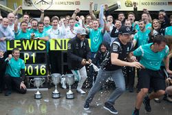 Ganador, Lewis Hamilton, Mercedes AMG F1 y Nico Rosberg, Mercedes AMG F1 celebran