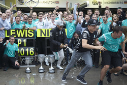 (L to R): Race winner Lewis Hamilton, Mercedes AMG F1 and second place team mate Nico Rosberg, Mercedes AMG F1 celebrate with the team
