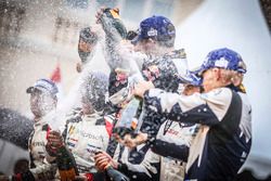 Podium: racewinnaars Sébastien Ogier, Julien Ingrassia, M-Sport, tweede plaats Jari-Matti Latvala, M