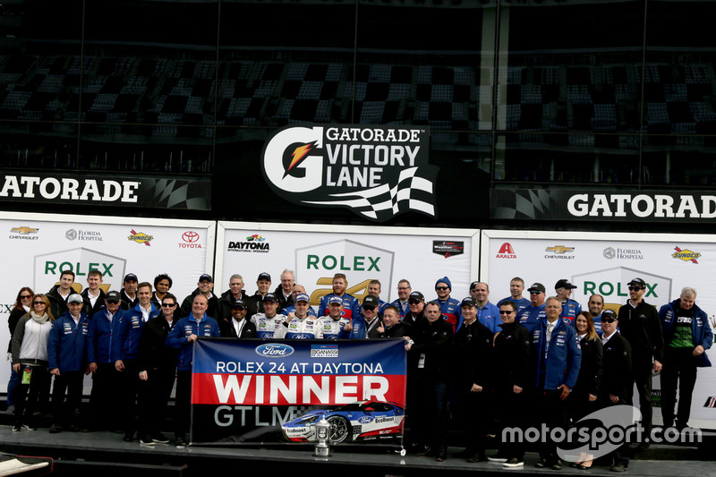 Race winner GTLM: #66 Ford Performance Chip Ganassi Racing Ford GT: Joey Hand, Dirk Müller, Sébastien Bourdais with the team