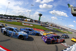 Kyle Busch, Joe Gibbs Racing Toyota, Jamie McMurray, Chip Ganassi Racing Chevrolet restart