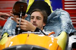 Fernando Alonso bei der Sitzanpassung