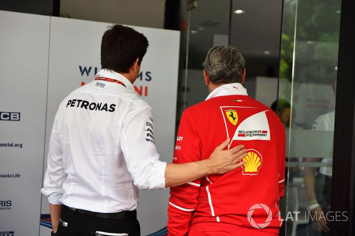 Toto Wolff, Mercedes AMG F1 Director de Motorsport y Maurizio Arrivabene, director del equipo Ferrari