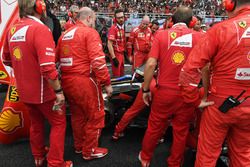 Ferrari ekibi, arızalı Kimi Raikkonen, Ferrari SF70H ile ilgileniyor