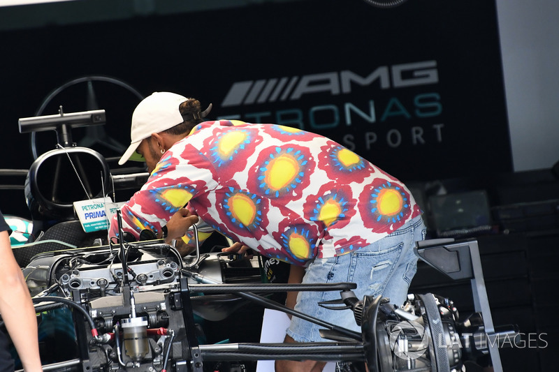 Lewis Hamilton, Mercedes AMG F1 in the garage