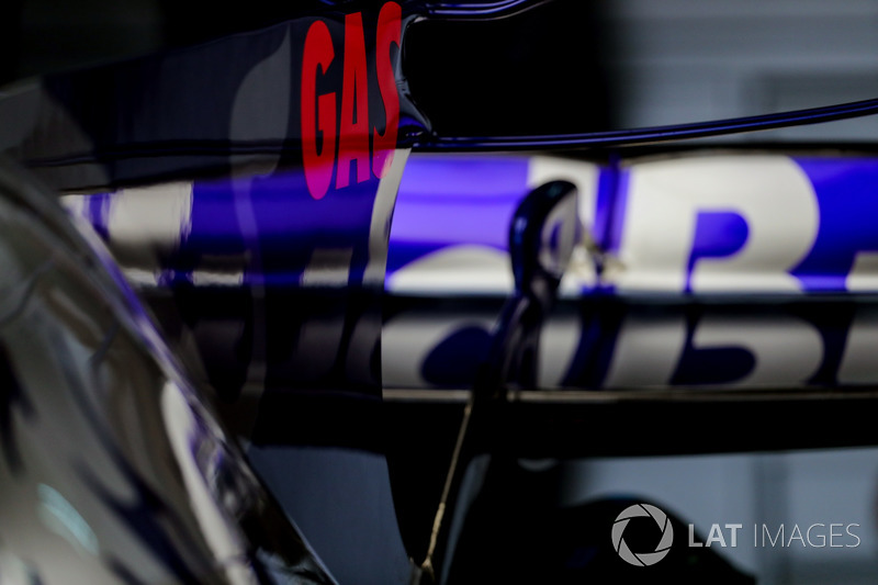 Обозначение фамилии пилота Scuderia Toro Rosso Пьера Гасли на кожухе STR12