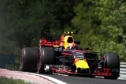 Max Verstappen, Red Bull Racing RB13, strikes up sparks