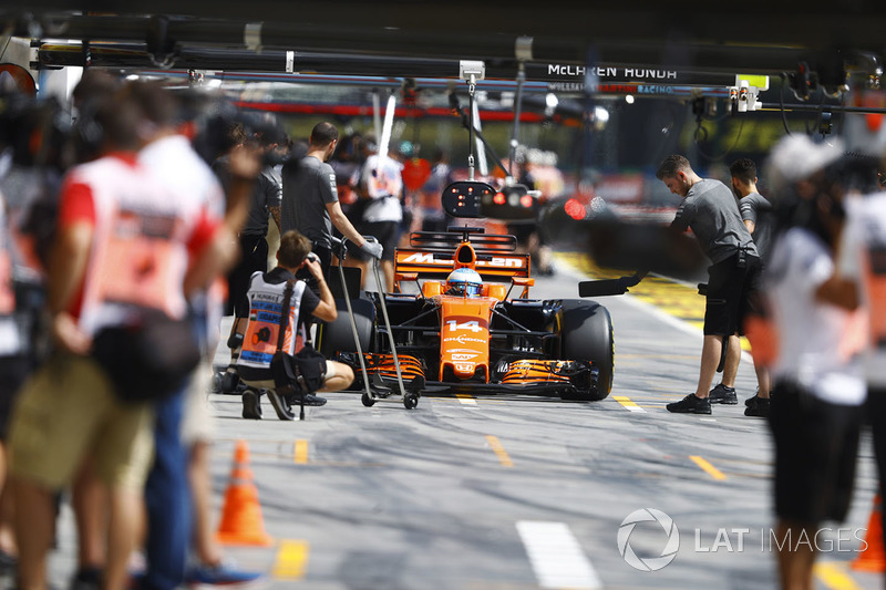 Fernando Alonso, McLaren MCL32, in the pits during practice