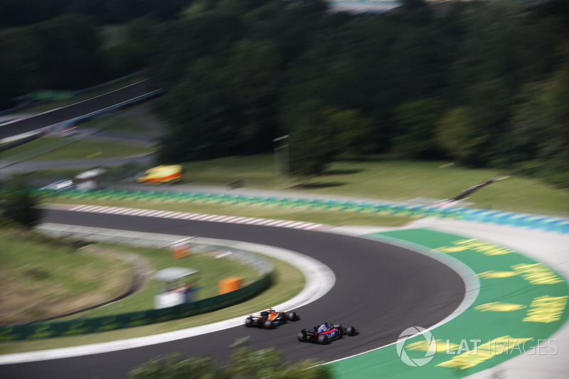 Daniil Kvyat, Scuderia Toro Rosso STR12, Fernando Alonso, McLaren MCL32