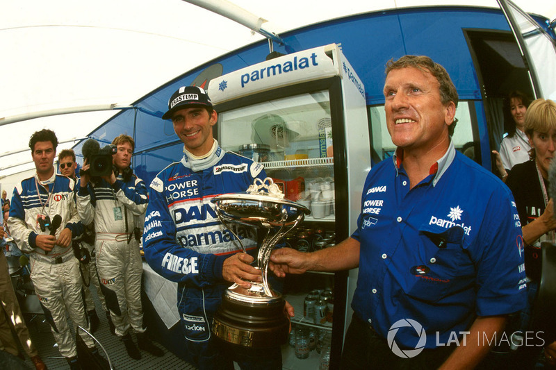 Segundo lugar Damon Hill, Arrows con su trofeo y Tom Walkinshaw