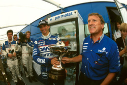 Tweede Damon Hill, Arrows met de trofee en Tom Walkinshaw