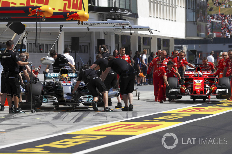 Los coches de Lewis Hamilton, Mercedes AMG F1 y Sebastian Vettel, Ferrari