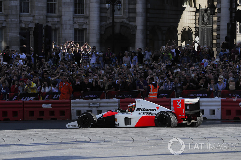 Стоффель Вандорн за рулем McLaren MP4/6 Айртона Сенны